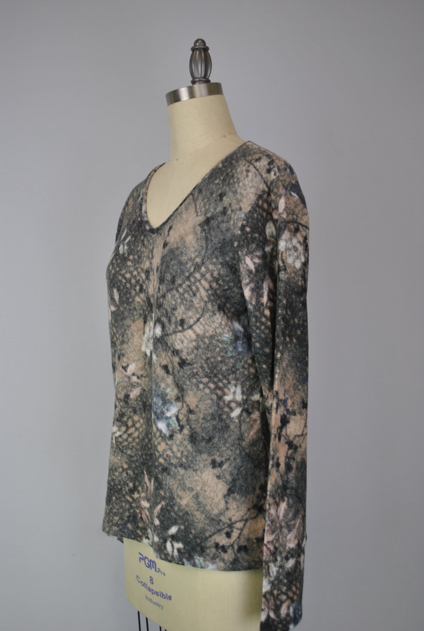 Sweater-like V Neck Print Top - Flower (D24556Y)