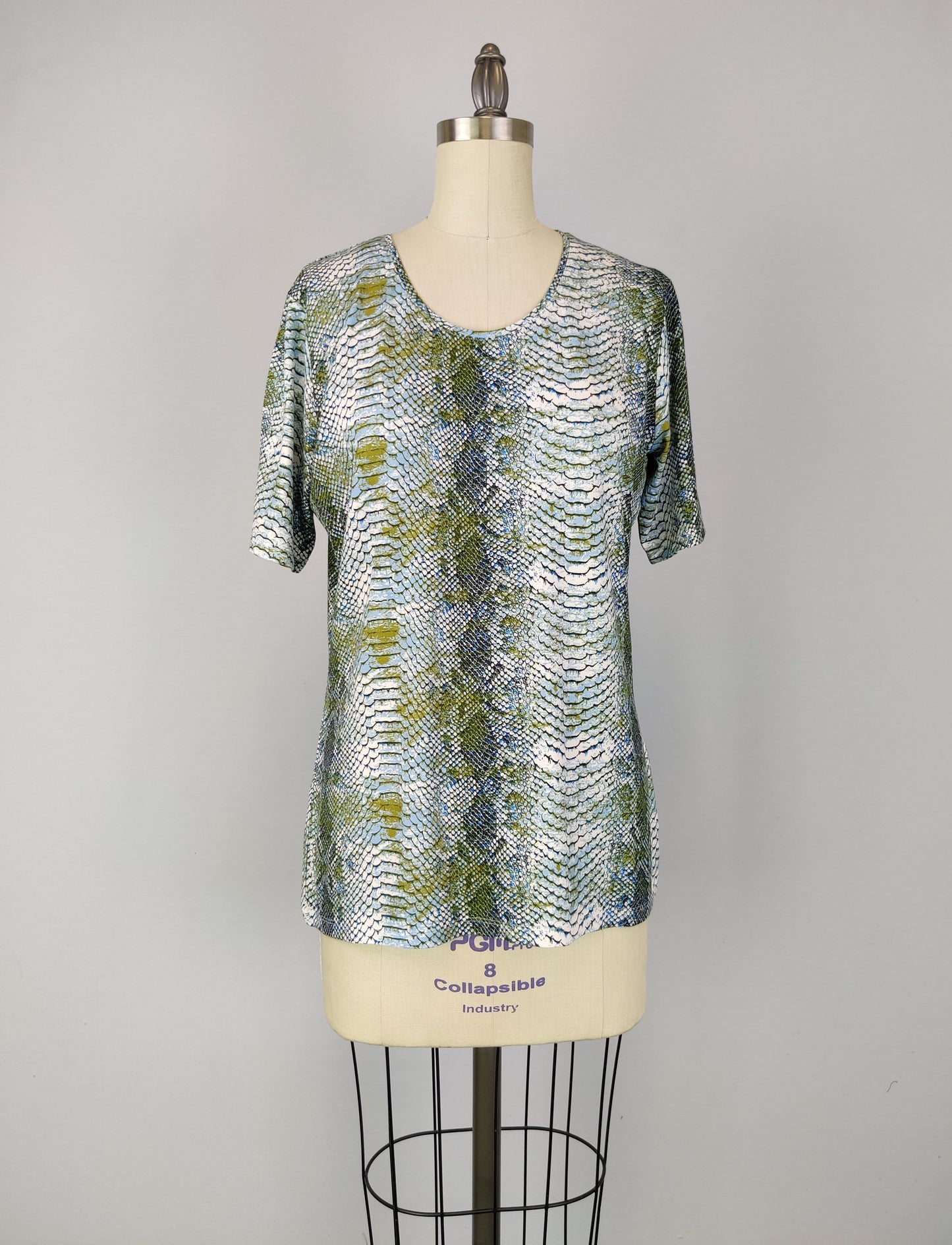 Short Sleeve Scoop Neck Knit Top - Snake Print (D25203)