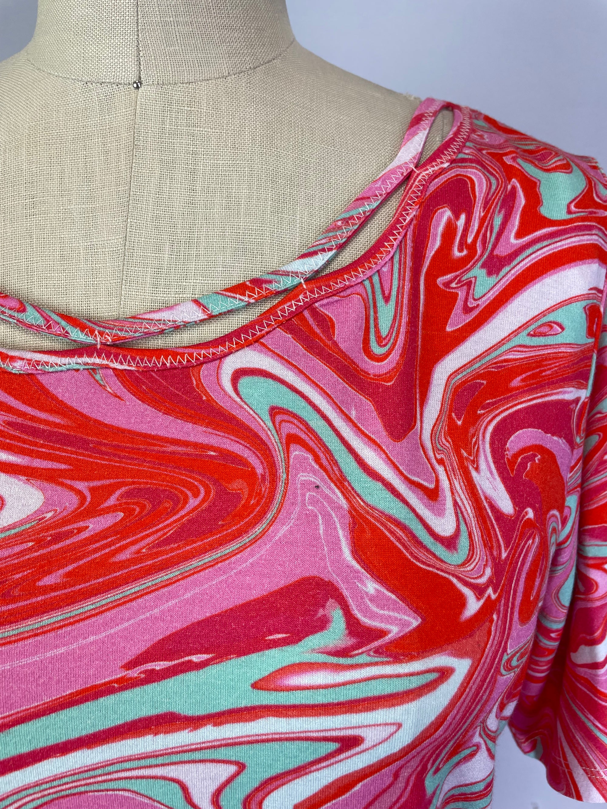 Short Sleeve Knit Printed Top with Neck stitching detail (D27749) Pink Swirl